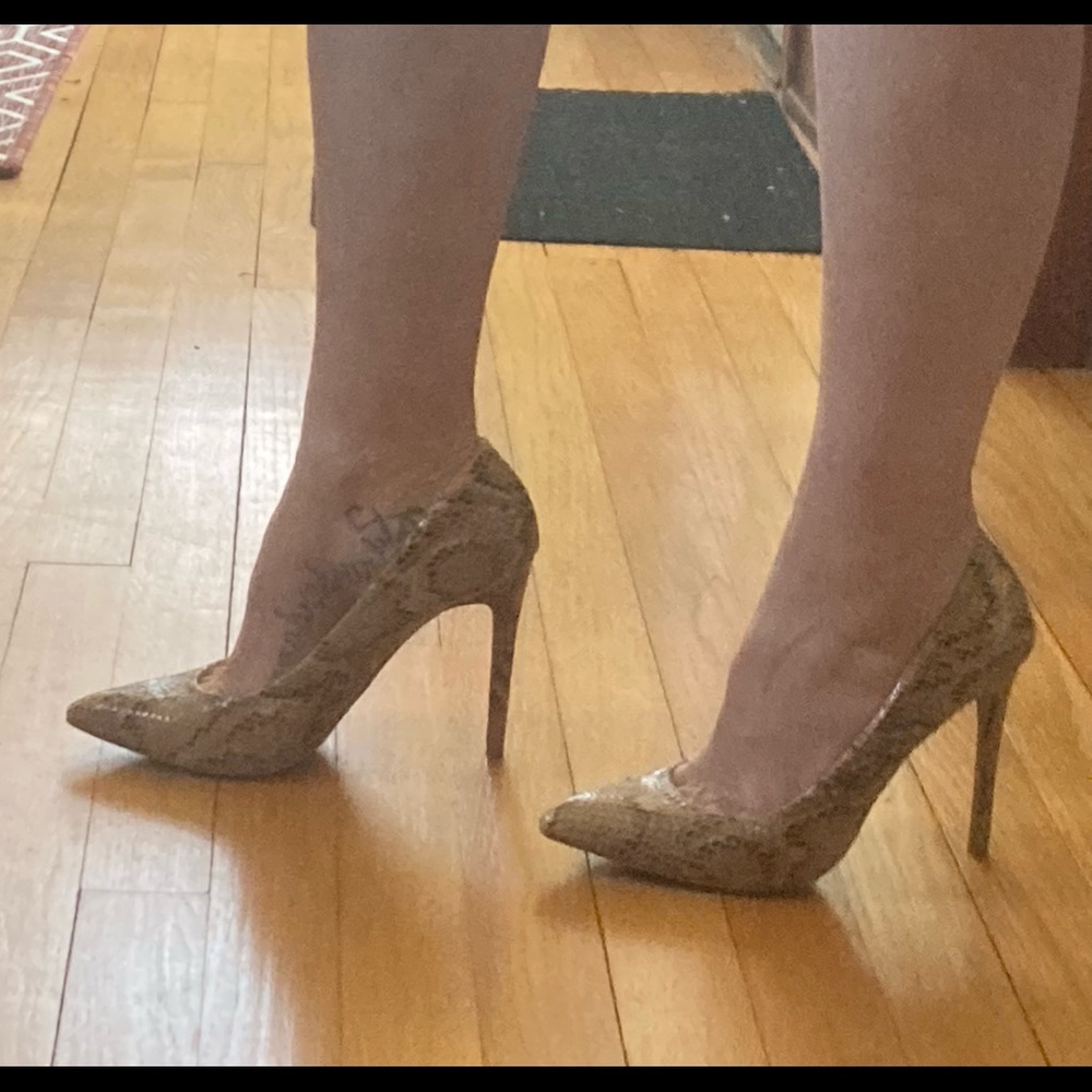 NWOB Anne Michele faux leather pump